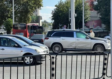 Мерцедес и Майбах се блъснаха на кръговото на Панаира