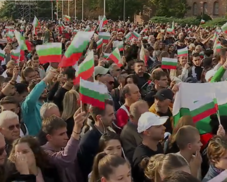 НА ЖИВО: Започна грандиозното посрещане на националите пред Александър Невски
