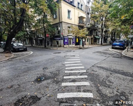 След куриозния случай в Кючука: Нестандартна пешеходна пътека по диагоал се появи в центъра на София