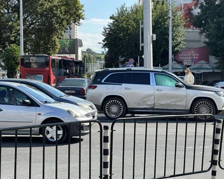 Старозагорски Мерцедес и джип Майбах се блъснаха на кръговото на Панаира