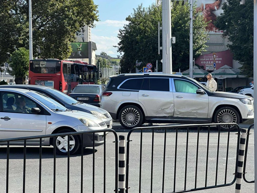 Мерцедес и Майбах се блъснаха на кръговото на Панаира