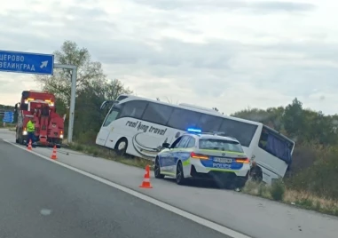 Автобус падна в канавката на магистрала Тракия