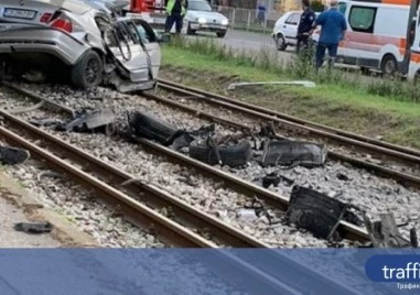 Влак помете автомобил в Плевенско, шофьорът е в болница