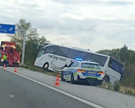 Автобус падна в канавката на магистрала 