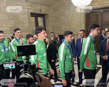 Румен Радев връчи почетни плакети на националите по волейбол