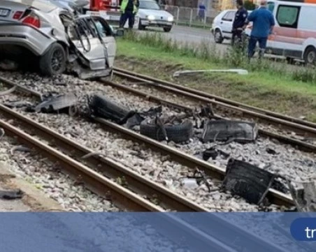 Влак помете автомобил в Плевенско, шофьорът е в болница