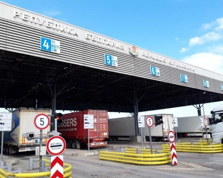 Задържаха контрабандни цигари в камион с мебели на 