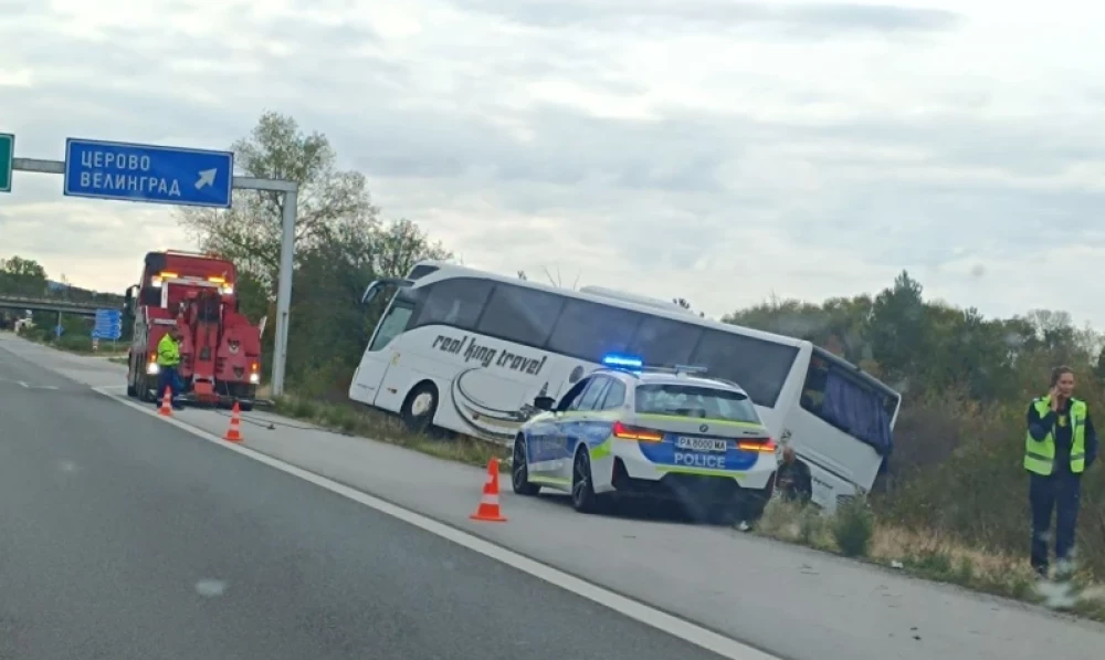 Автобус падна в канавката на магистрала 