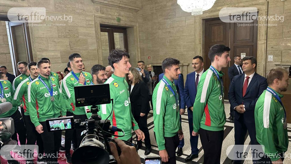 Румен Радев връчи почетни плакети на националите по волейбол