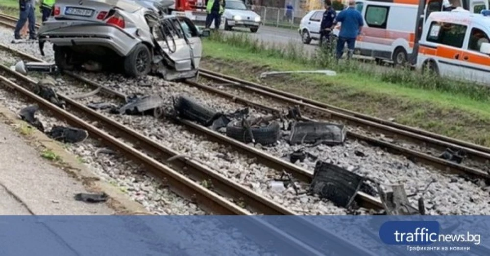Влак помете автомобил в Плевенско, шофьорът е в болница