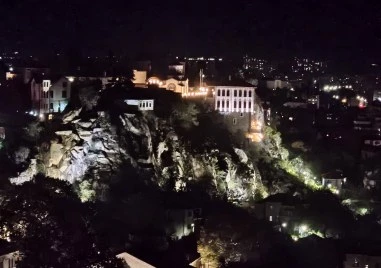 Художествено осветление озарява скалите под храма „Света Параскева – част от Трихълмието