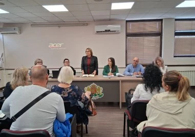 Областният управител проф. Христина Янчева събра над 100 образователни медиатора в дискусия за връщането на децата в клас