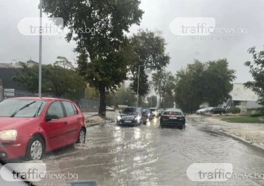 Запушени шахти или некачествен ремонт? Пловдивски булевард се превърна в река