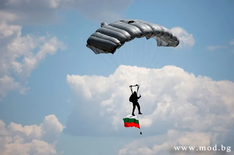 50 години СПЕЦНАЗ: Ветерани и военнослужещи отбелязаха юбилея на парашутните поделения