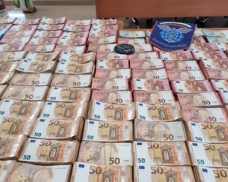 Недекларирана валута за близо над 100 хил. евро задържаха на „Капитан Андреево