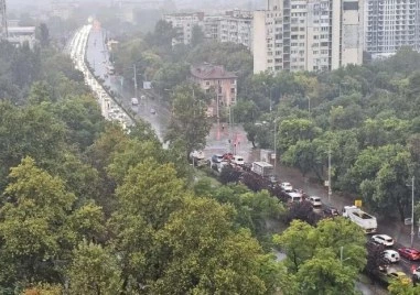 Хаос по пътищата в Пловдив, дъждът паразилира движението