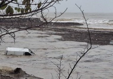 Не са открити хора в отнесените в морето от потопа автомобили по Южното Черноморие