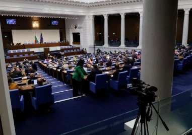 Окончателно: Парламентът реши администрацията на президента да не използва коли на НСО