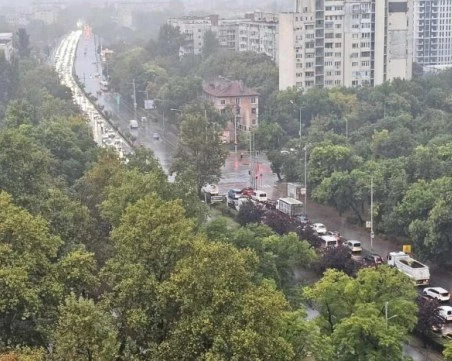 Хаос по пътищата в Пловдив, дъждът паразилира движението