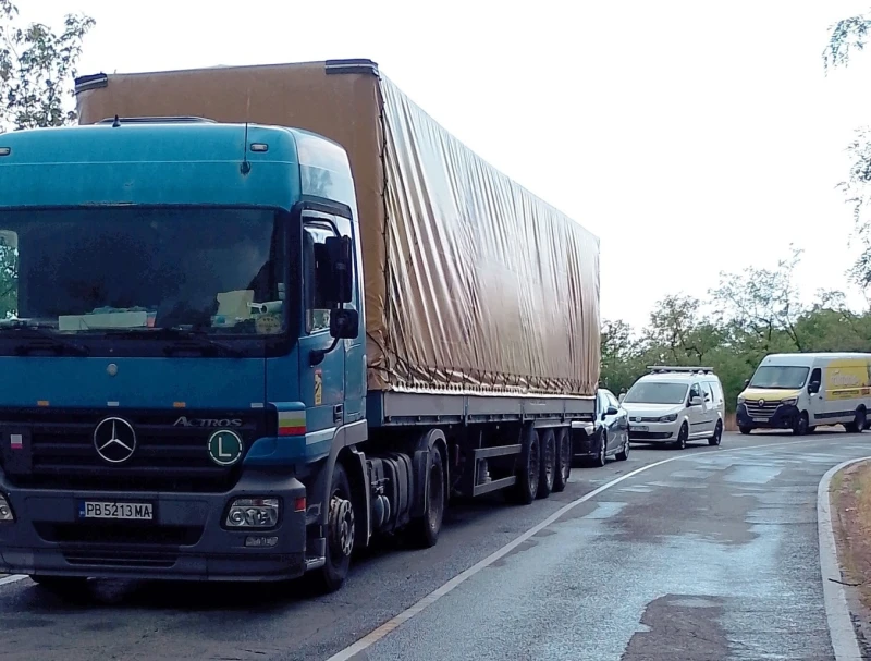 Ограничено е движението за камиони над 12 тона през прохода Троян-Кърнаре