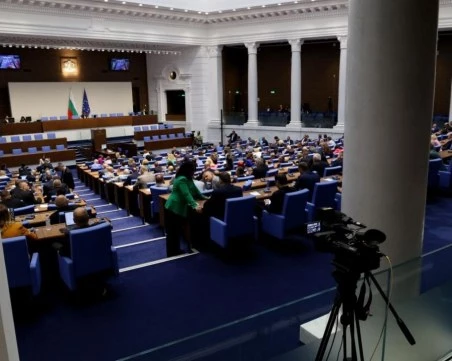 Окончателно: Парламентът реши администрацията на президента да не използва коли на НСО