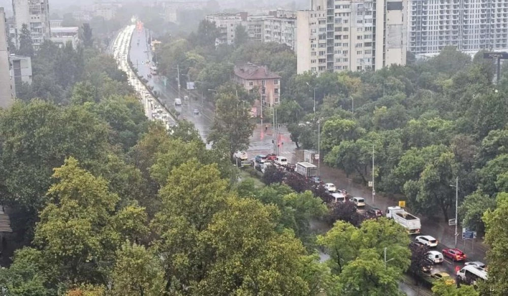 Хаос по пътищата в Пловдив, дъждът паразилира движението