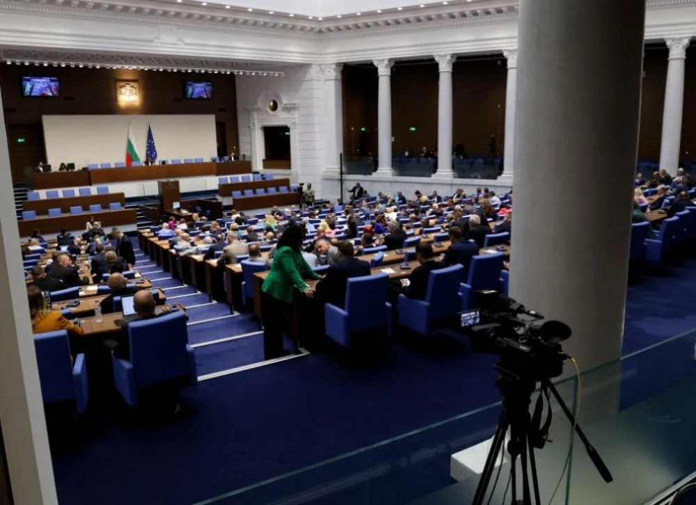 Окончателно: Парламентът реши администрацията на президента да не използва коли на НСО
