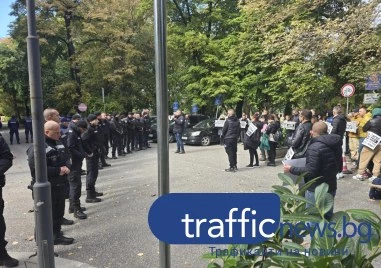 Детският живот няма цена: Десетки излязоха на протест пред Медикус Алфа, искат справедливост за Ангел