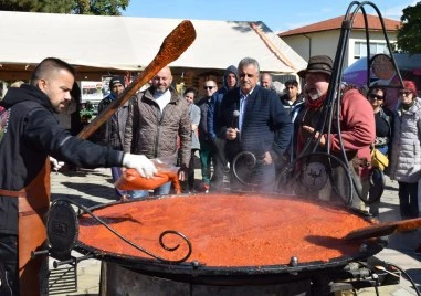 Аромат на лютеница завладя Калековец, Ути Бъчваров направи вкусна домашна разядка