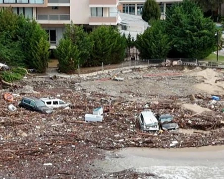 Изтеглят всички автомобили, отнесени от водната стихия в района на Елените