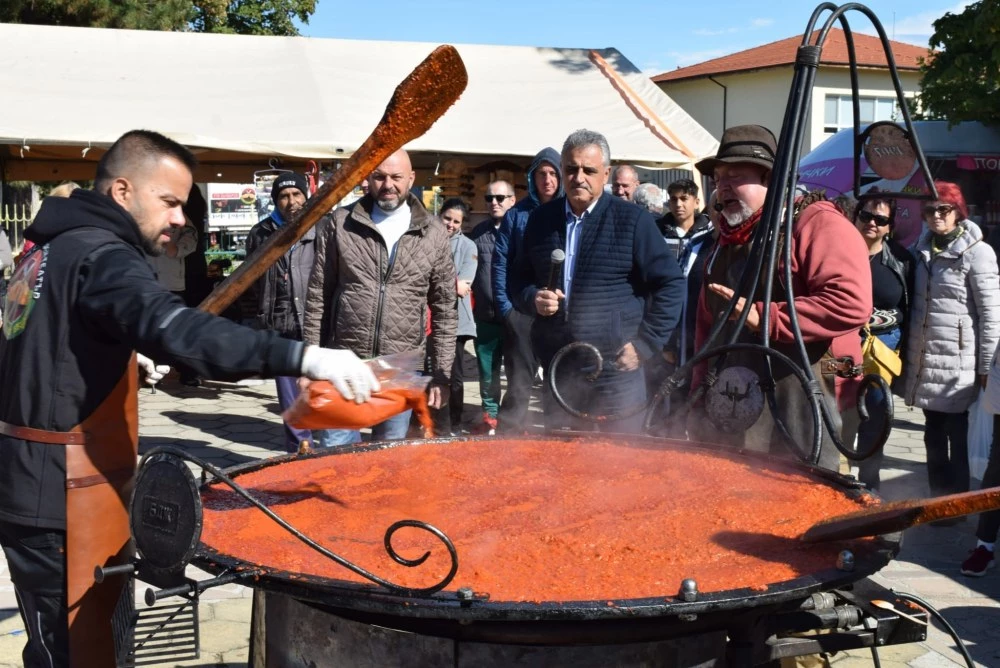 Аромат на лютеница завладя Калековец, Ути Бъчваров направи вкусна домашна разядка