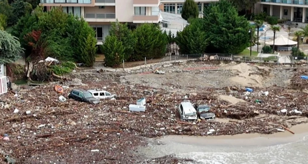 Изтеглят всички автомобили, отнесени от водната стихия в района на Елените