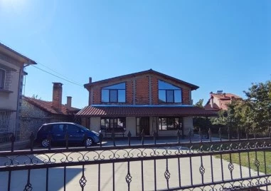 Нелегална двуетажна къща край Пловдив излиза на търг за над 250 000 лева