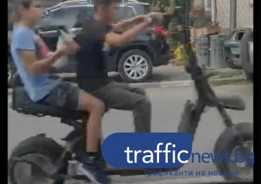 Опасно! Деца карат мотоциклет без номера в Кричим ВИДЕО