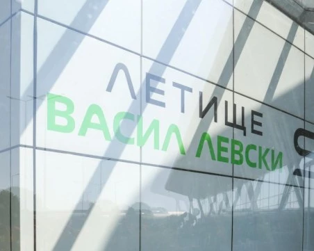 Абсурд на Летище София: Съблякоха член на арменска делегация