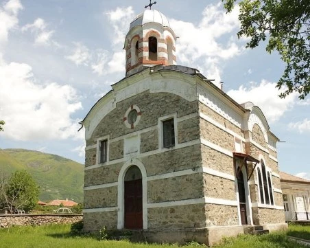 Млади левскари събират пари за църквата в карловско село, организират благотворителен турнир по белот