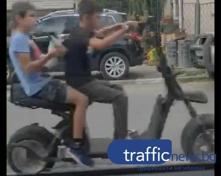 Опасно! Деца карат мотоциклет без номера в Кричим ВИДЕО