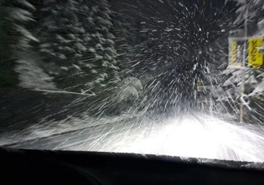 Обилен сняг натрупа в Пампорово, пътната обстановка е влошена