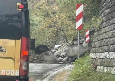 Отвориха едната лента на пътя Асеновград - Смолян