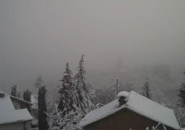 Първи сняг падна в Пловдивска област, прекъсна тока