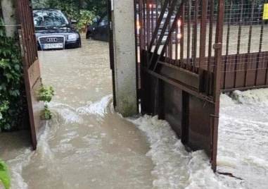 В Царево се излива интензивен дъжд, денят е обявен за неучебен