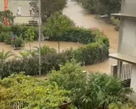 Ново наводнение по Черноморието, улици в Лозенец са под вода ВИДЕО