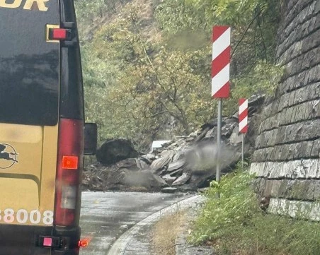 Отвориха едната лента на пътя Асеновград - Смолян