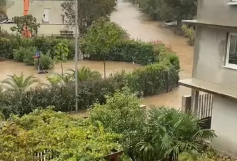 Ново наводнение по Черноморието, улици в Лозенец са под вода ВИДЕО