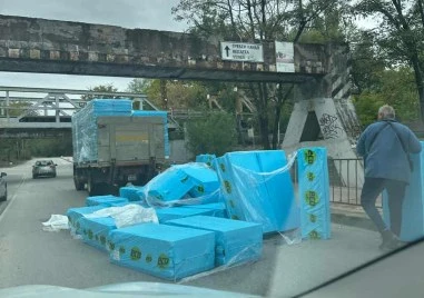 Камион се блъсна под железния мост до Гребната база в Пловдив
