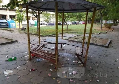 Малолетни потрошиха беседки и кошчета за смет в Сопот, полицията проверява случая