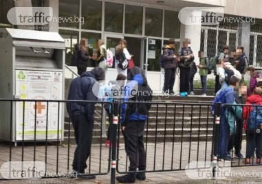 Непълнолетни пласьори дебнат пред пловдивско училище, дърпат и зарибяват петокласници