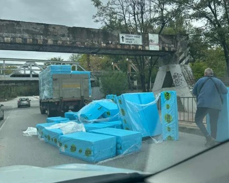 Камион се блъсна под железния мост до Гребната база в Пловдив