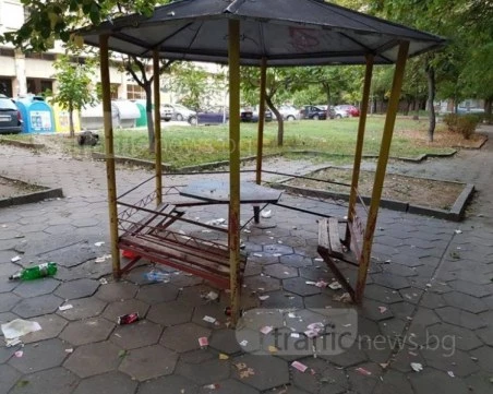 Малолетни потрошиха беседки и кошчета за смет в Сопот, полицията проверява случая