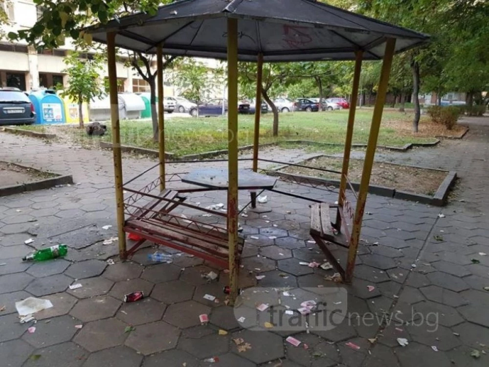 Малолетни потрошиха беседки и кошчета за смет в Сопот, полицията проверява случая